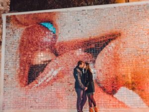 Mural del beso en el Barrio Gótico de Barcelona