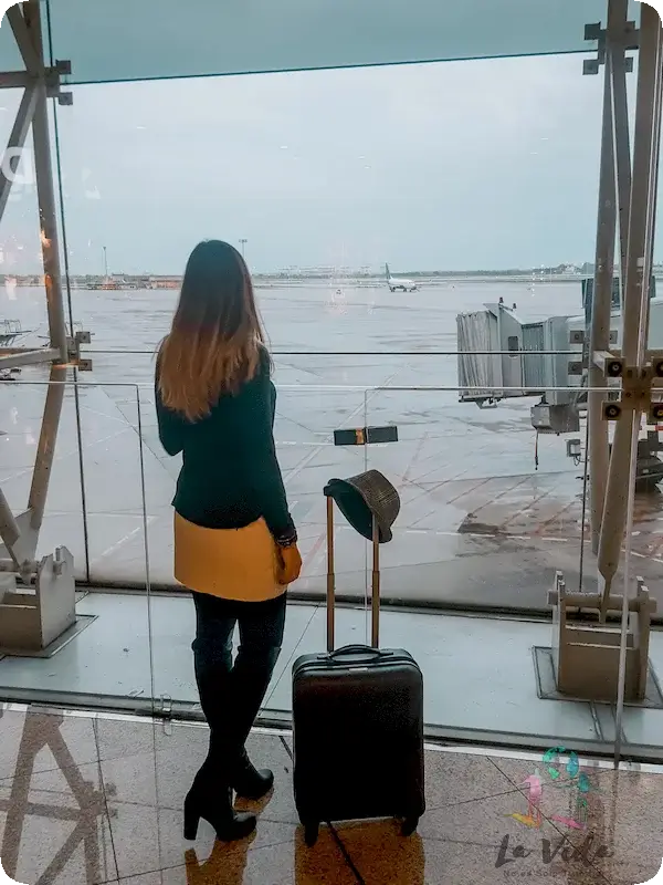 Consejos encontrar vuelos baratos - judit en el Aeropuerto de El Prat esperando vuelo