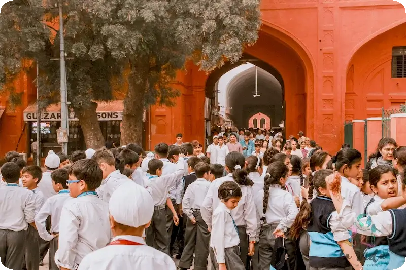 Grupos de escolares en el Fuerte Rojo