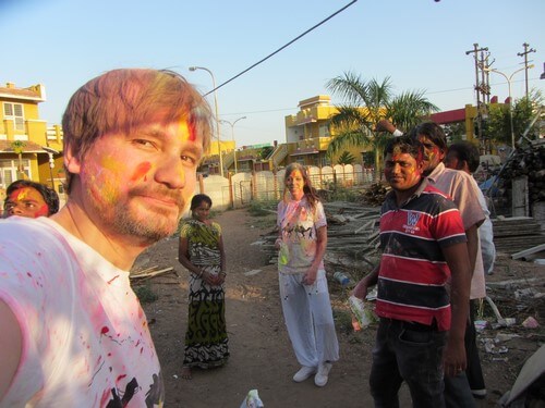 Viaje India: Celebrando Fiesta Holi con familia en Kjahuraho 