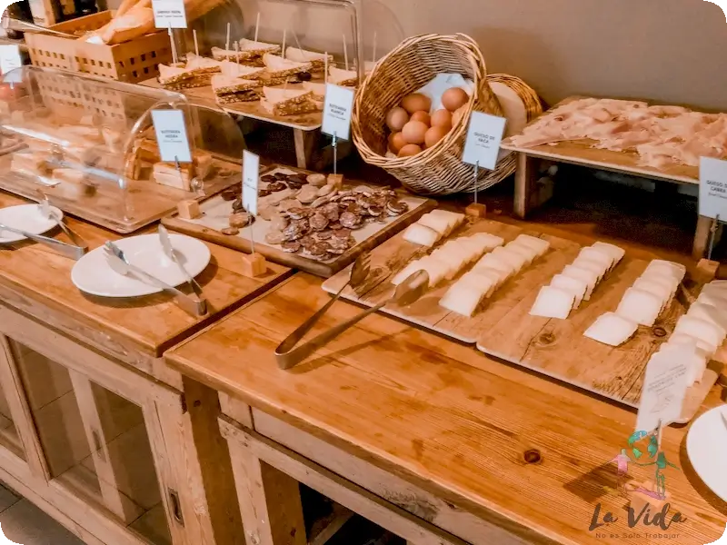 Zona embutidos en Desayuno Hotel Mas Salagros Eco resort