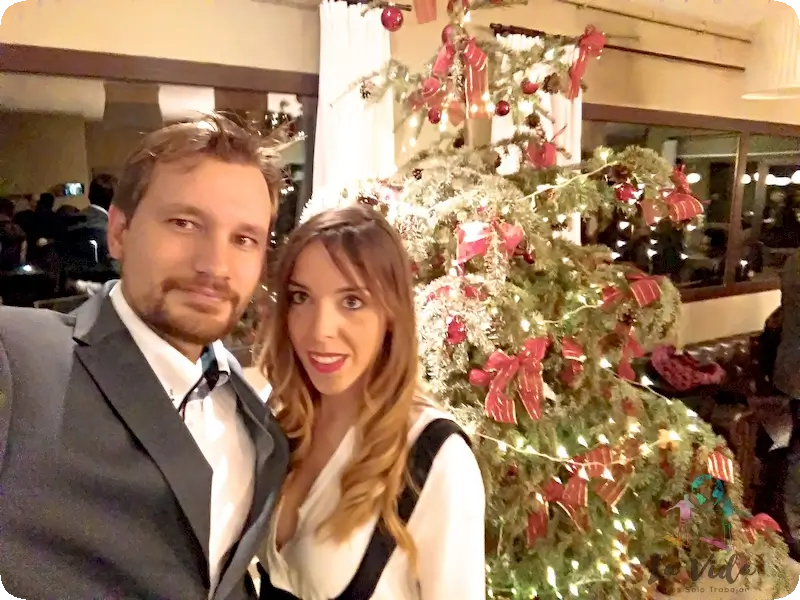 Fin de Año en Mas Salagros. Judit y Dani enfrente del árbol de Navidad