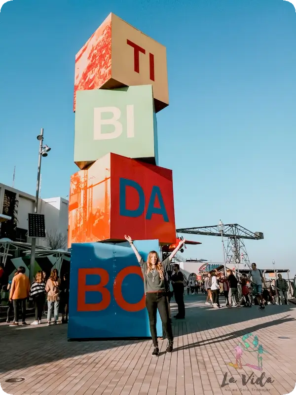 Judit levantando los brazos junto a las letras del Tibidabo