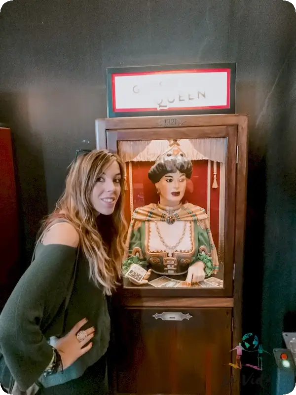 Museo de autómatas: un viaje en el tiempo. Judit junto a una maquina que parece una antiigua del tarot