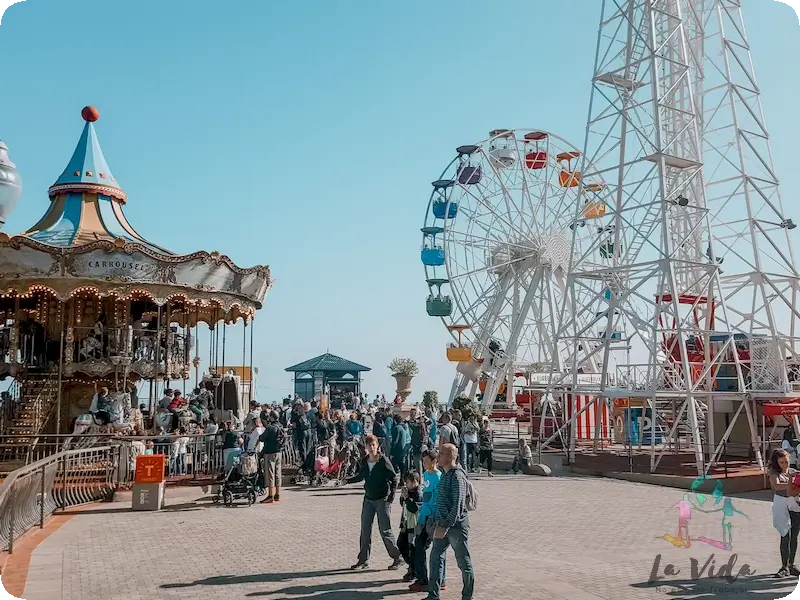 Parque de Atracciones el Tibidabo Barcelona, zon panorámica con la noria y tiovivo