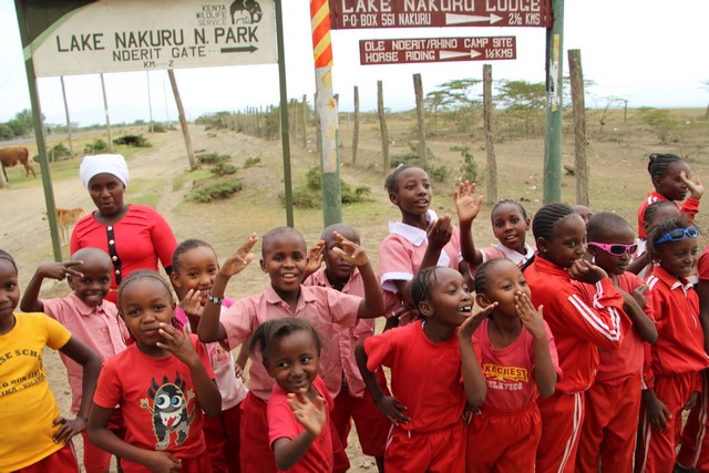 Niños a la salida del Lago Nakuru