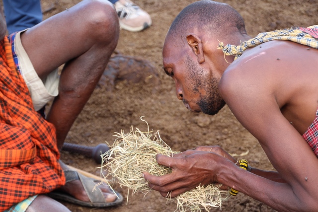 Tribu Masai, haciendo fuego