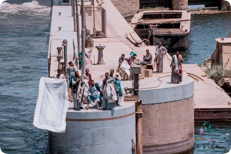 Barco Nilo - vendedores en el paso de la esclusa