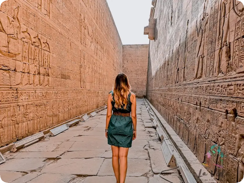 Judit en en el interior del templo de Edfu en Egipto.