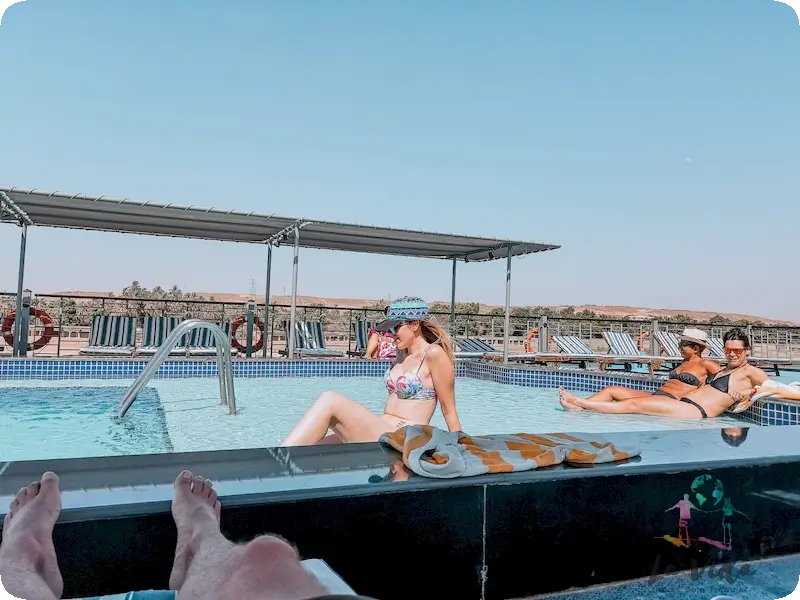 Judit en la piscina de nuestra motonave en el crucero por el Nilo