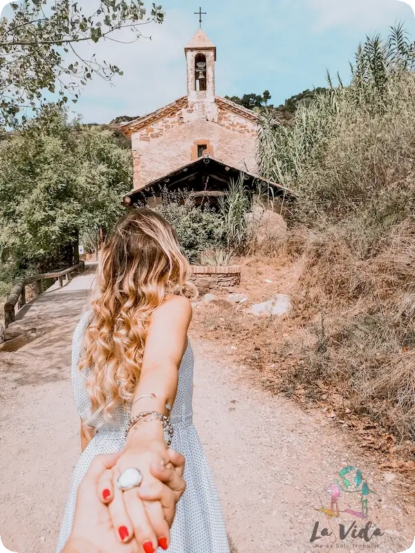 Foto de Judit cogiendo a Dani de la mano camino a la Ermita San Antonio de Padua, MUra