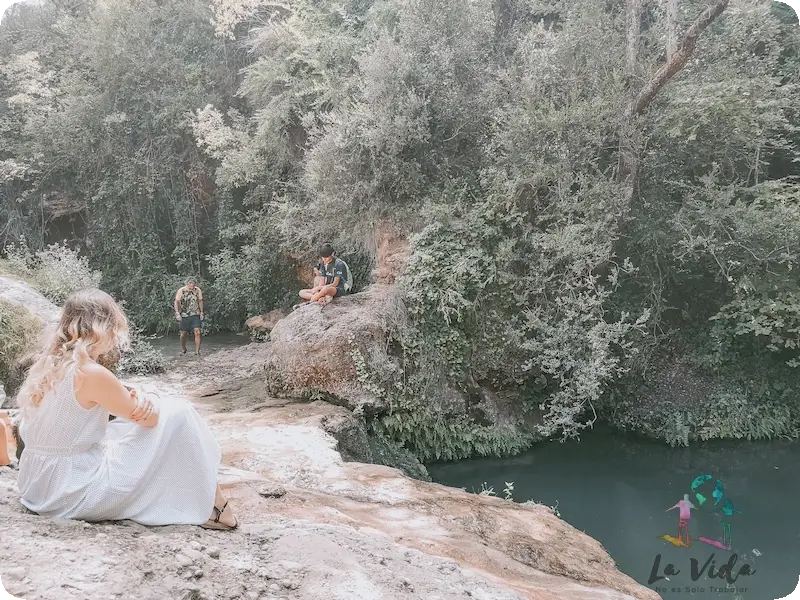 Gorg del Padre en Mura. Judit sentada en una piedra mirando al agua