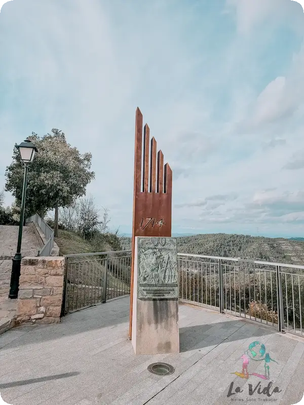 Monumento Batalla Talamanca en medio de la plaza