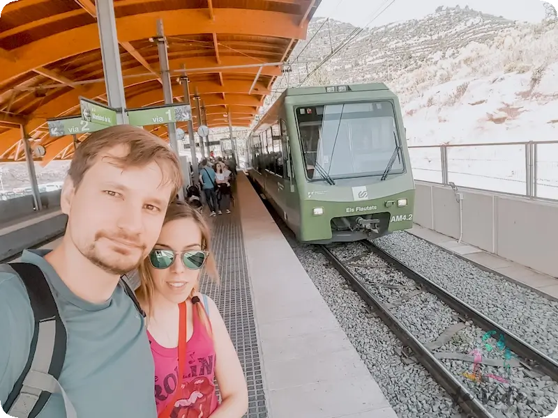 Montserrat esperando el Cremallera