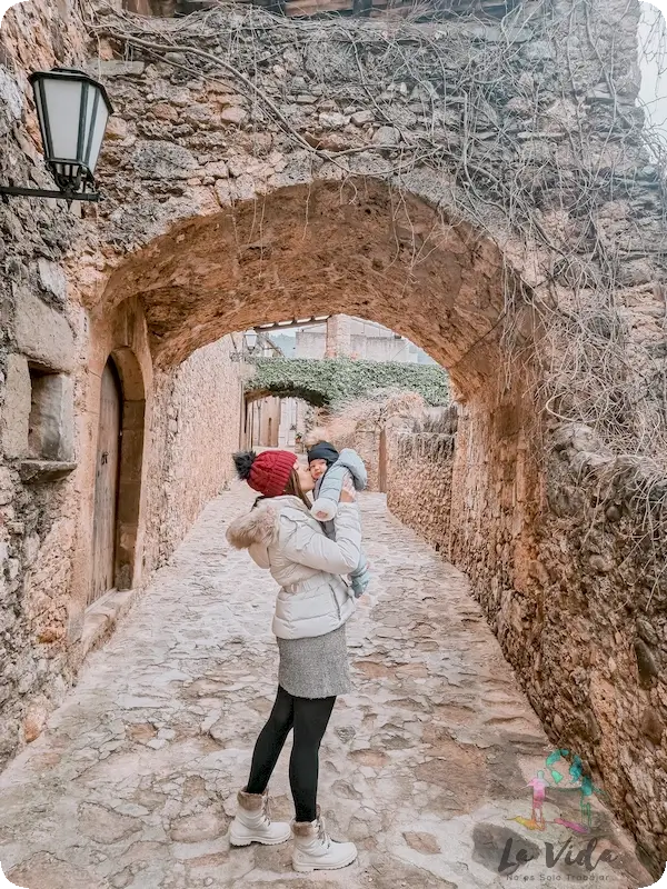 Pasaje Camil Antonietti en invierno, Judit con Eric de apenas meses