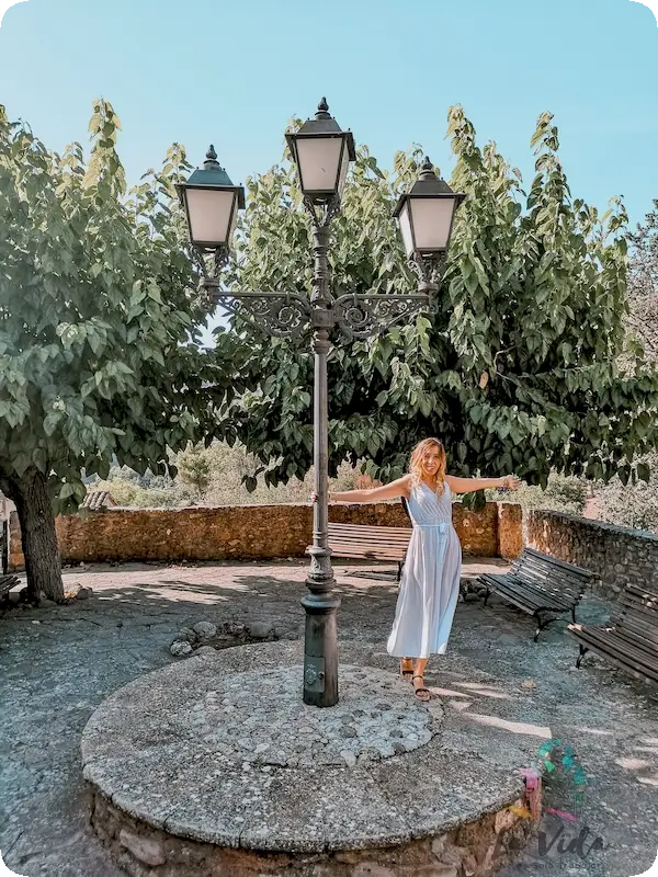 Foto de Judit dando una vuelta a una farola en la Plaza diputación Mura