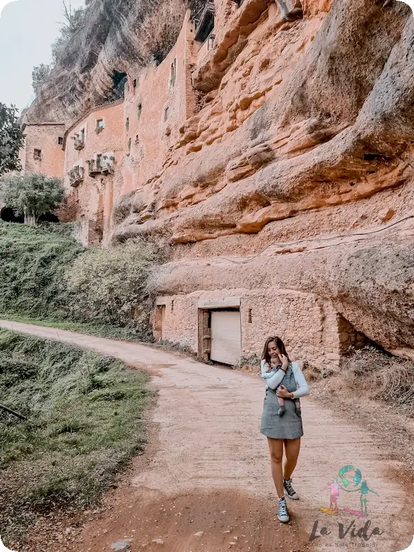 Judit con Eric en brazos en el Puig de la Balma Mura