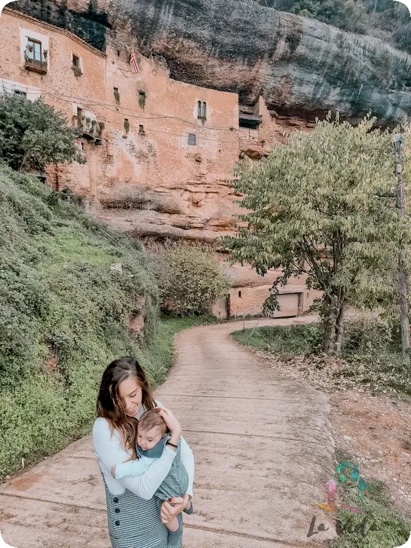 Judit con Eric en el Puig de la Balma. Impresionante edificio en una roca