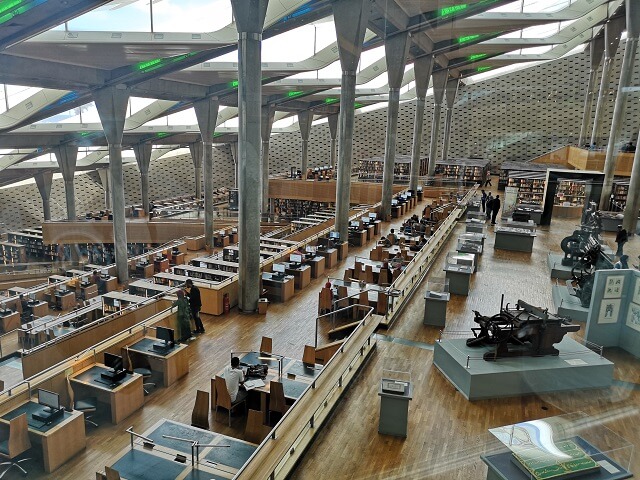 Interior de la Biblioteca de Alejandria