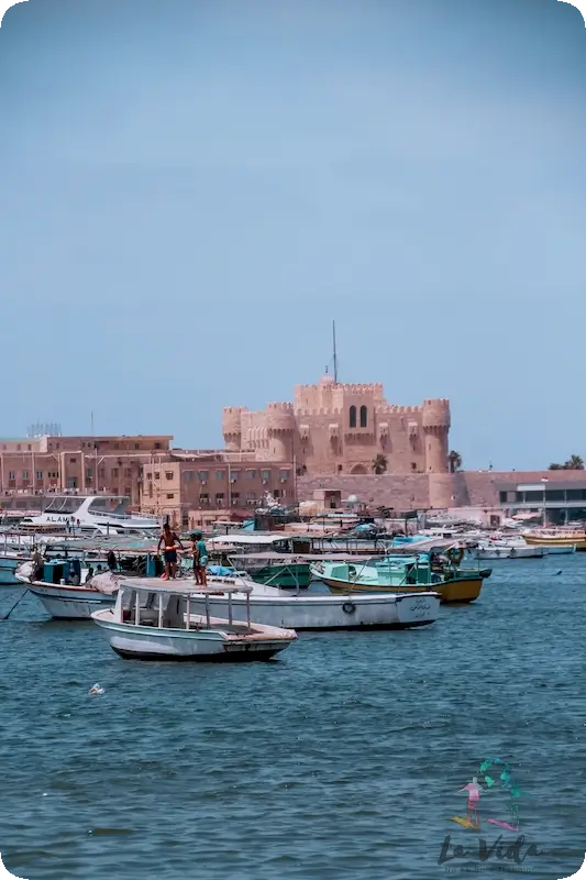La Ciudadela de Qaitbay se levanta tras una barquitas en el Mar Mediterraneo en Alejandria