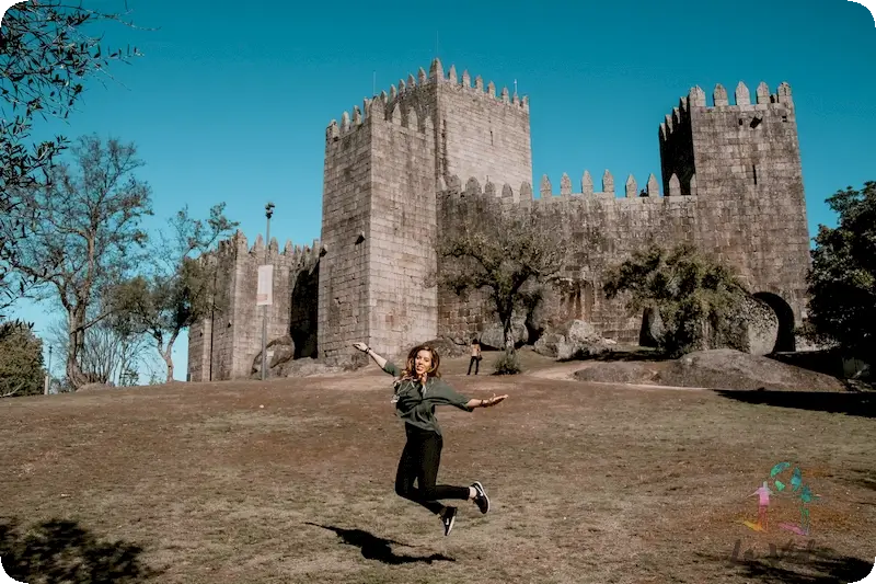 Qué ver en Guimarães - Judit saltando enfrente del Castillo de Guimaraes