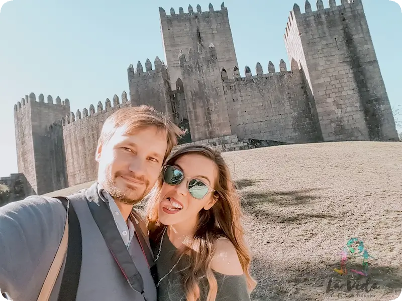 Selfie de Judit y Dani en nuestra visita a Guimaraes, justo enfrente del castillo