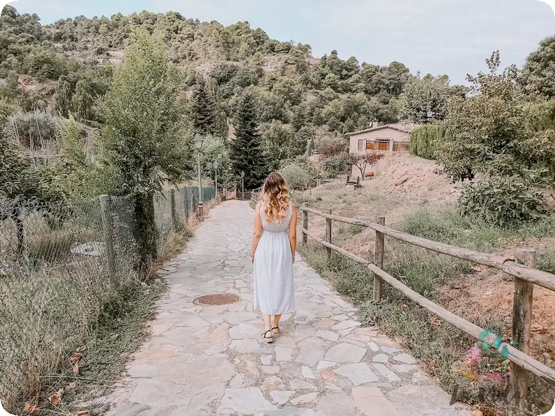 Calle de la Coma en Mura. judit bajando al pueblo