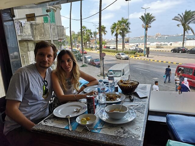 Comer en Alejandria con vistas al mar