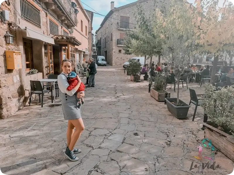 Judit delante de Cal Ros Talamanca, nuestro restaurante