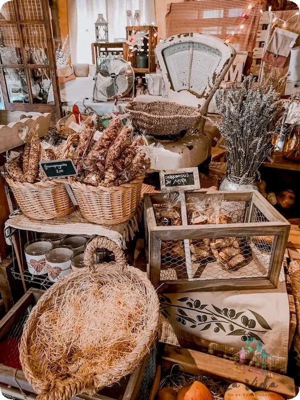 Interior tienda en Mura, con comida y embutidos típicos de la zona