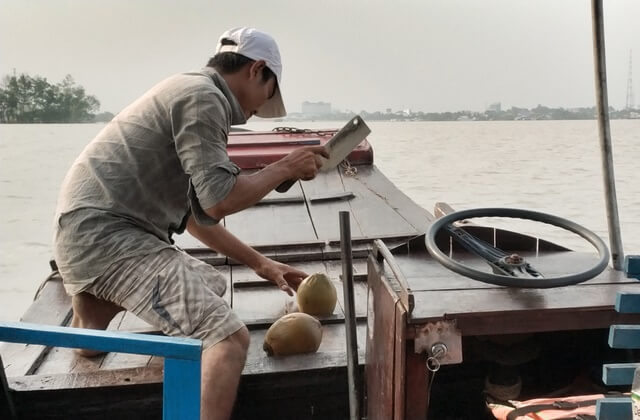 Preparando el coco para la vuelta a Saigon