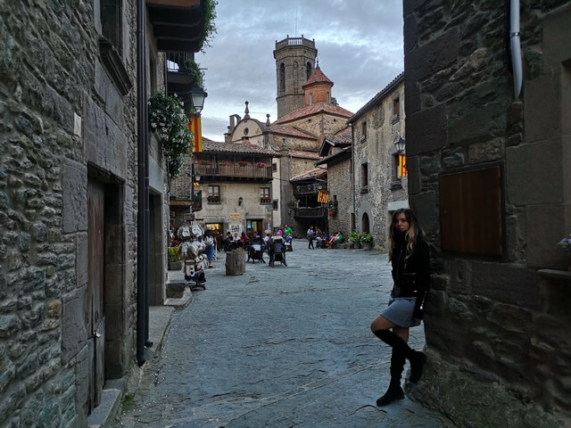Plaza Mayor de Rupit sábado tarde