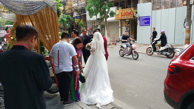 Boda vietnamita paseando por Hanoi