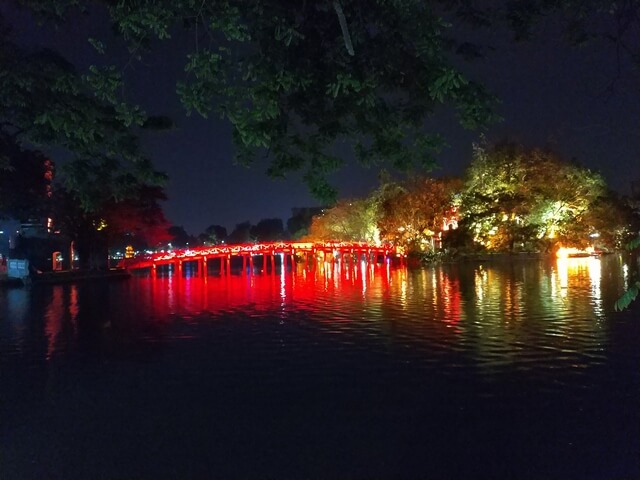 Puente rojo de noche del lago Hoan Kiem Lake