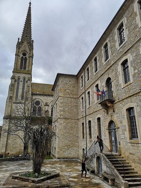 Iglesia y ayuntamiento Saint Anontin