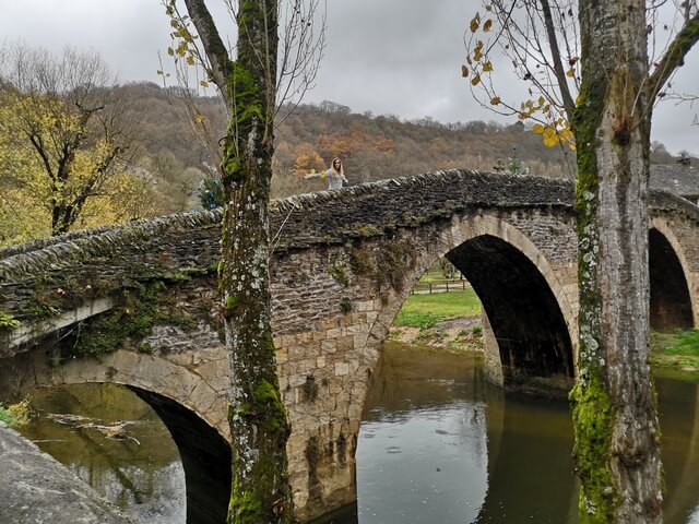 Puente de piedra medieval Belcastel