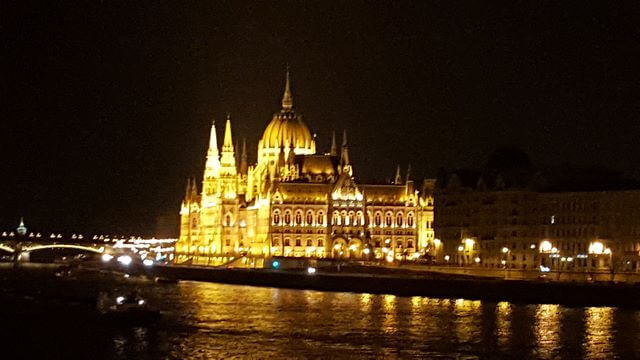 Parlamento de Budapest de noche que ver