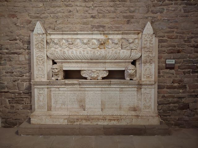 Panteon Compte Joan Ramon Folc Canonica Sant Vicenç