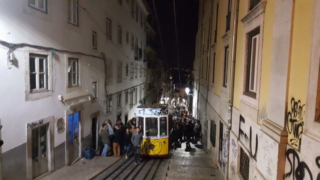 De fiesta por el Barrio Alto de Lisboa