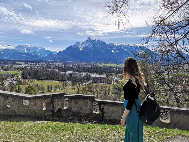 Camino a pie de la Fortaleza al centro de Salzburgo
