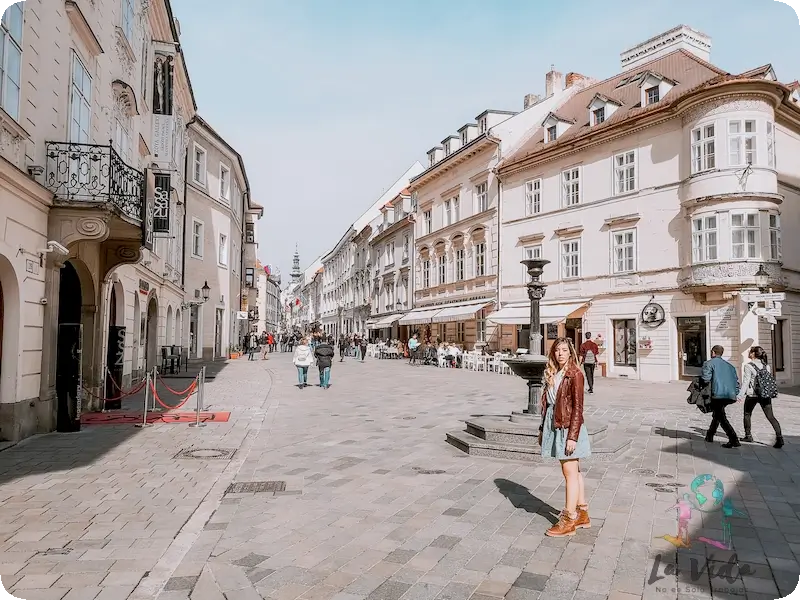 Paseando por el centro de Bratislava. Lugar por donde pasa el free tour Bratislava