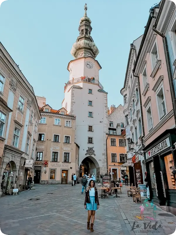 Puerta de San Miguel de Bratislava, Judit junto a ella