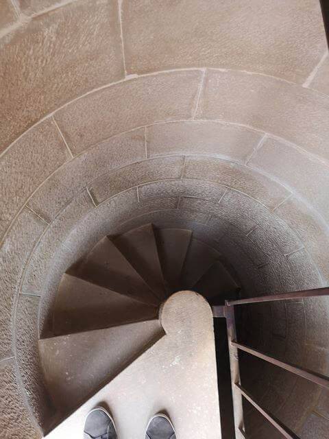 Escaleras de subida a la torre del castillo