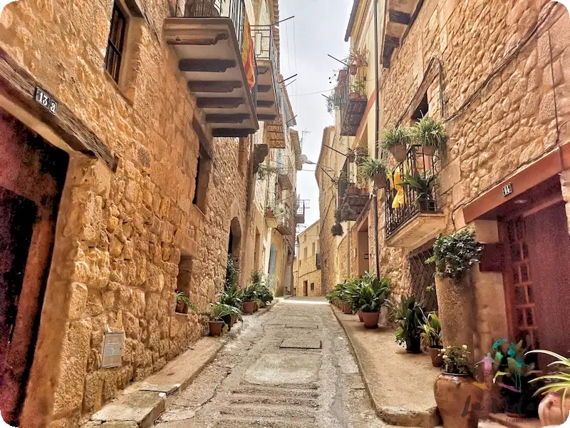 Horta de Sant Joan  casco antiguo calles con pendientes