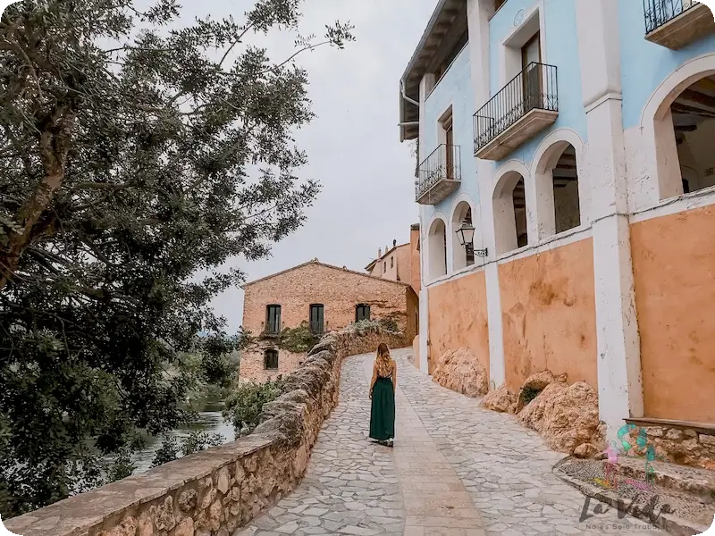 Paseando delante del Palau de Miravet