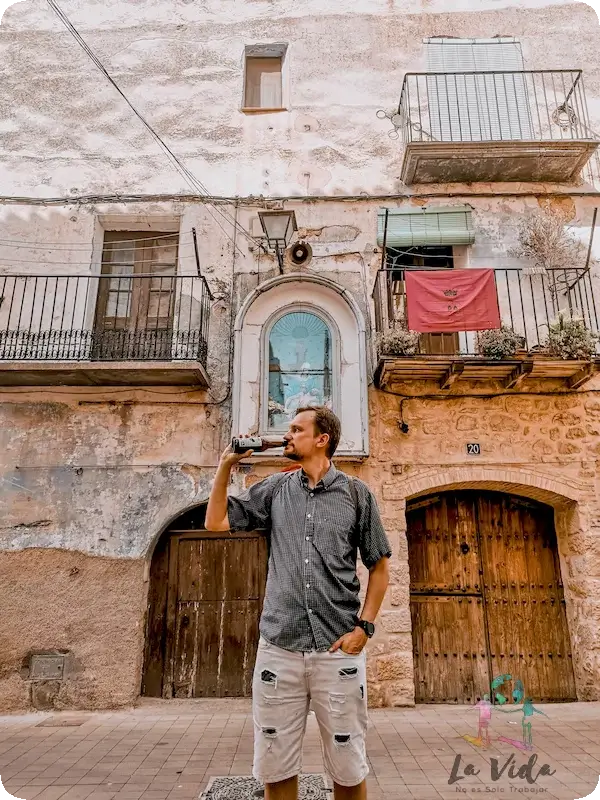 Tomando una cerveza en el casco antiguo de Arnes