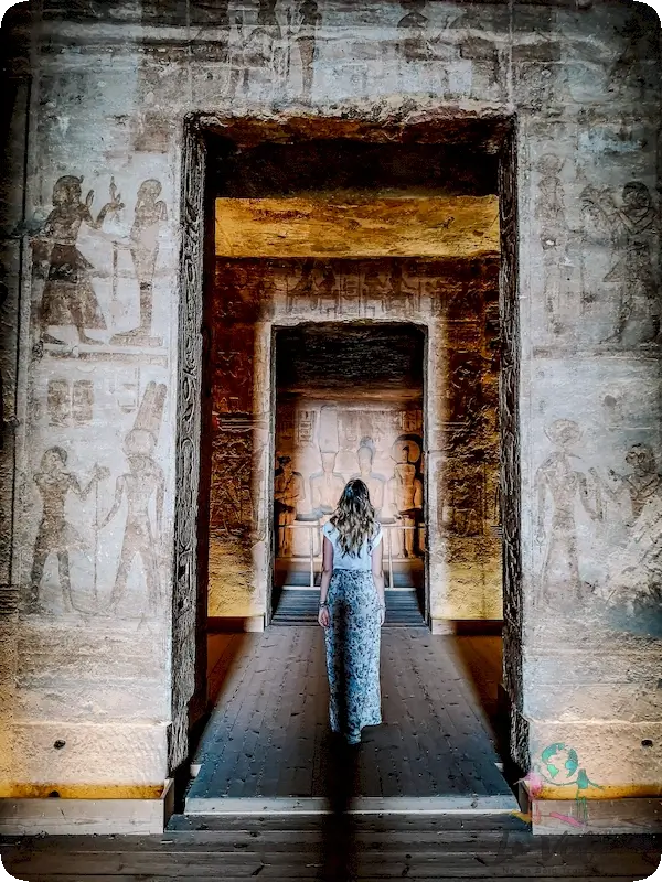 Abu Simbel - interior del templo cerca de Aswan