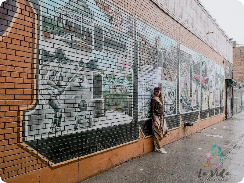 Murales en el Bronx. Judit delante del famoso con las letras BRONX