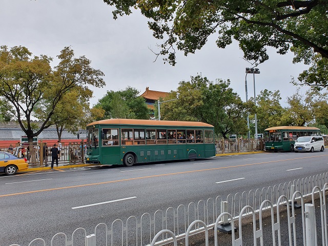 Autobuses delante Jingshan park 