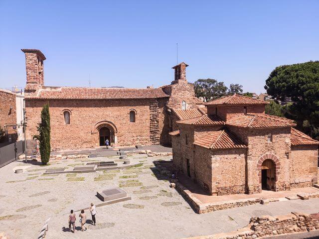 Iglesias de San Miquel y Sant Pere al fondo